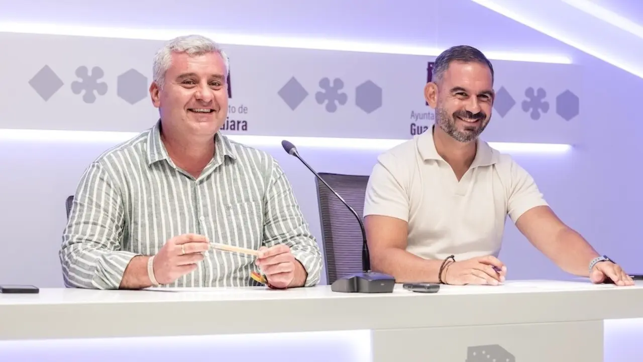 El segundo teniente de alcalde y concejal de Hacienda, Alfonso Esteban, y el tercer teniente de alcalde y concejal de Infraestructuras, Santiago López Pomeda, en rueda de prensa