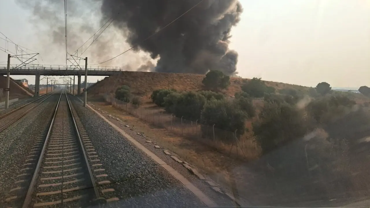Suspendida la alta velocidad Madrid-Andalucía por un incendio en una fábrica cercana a la vía en Yeles (Toledo)