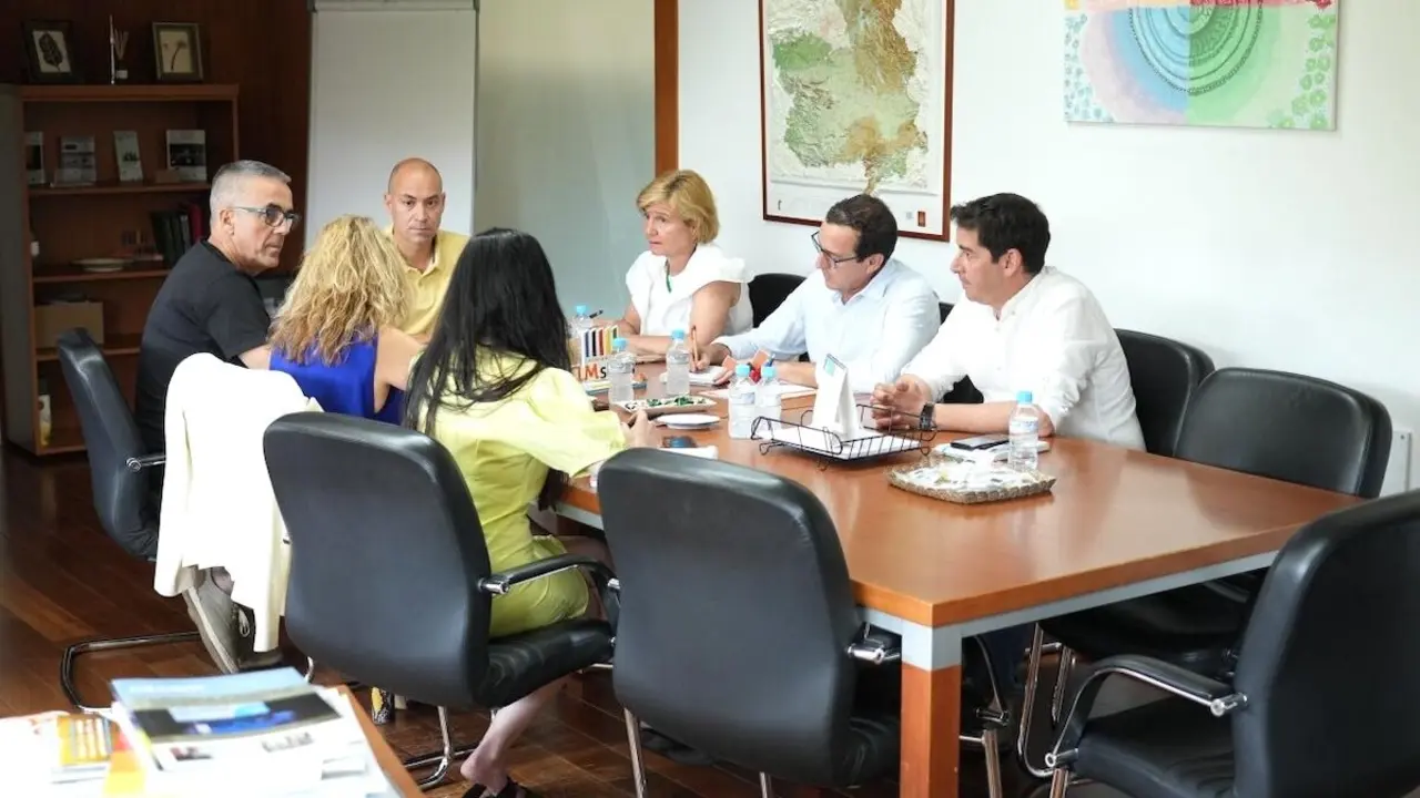 Junta y Fricam abordan cómo adaptar el sector a los nuevos retos de formación e innovación