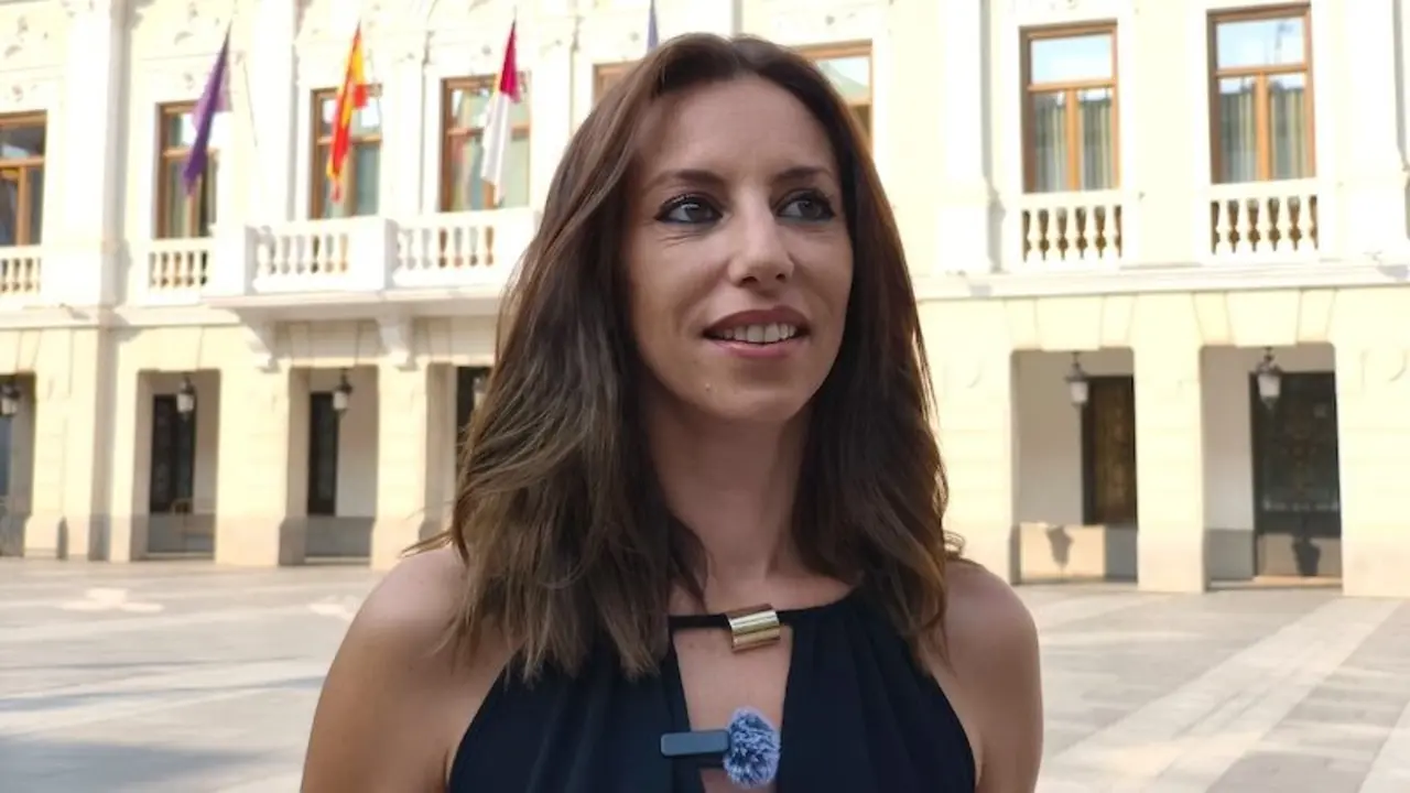 La portavoz socialista en el Ayuntamiento de Guadalajara, Lucía de Luz, atendiendo a los medios este miércoles