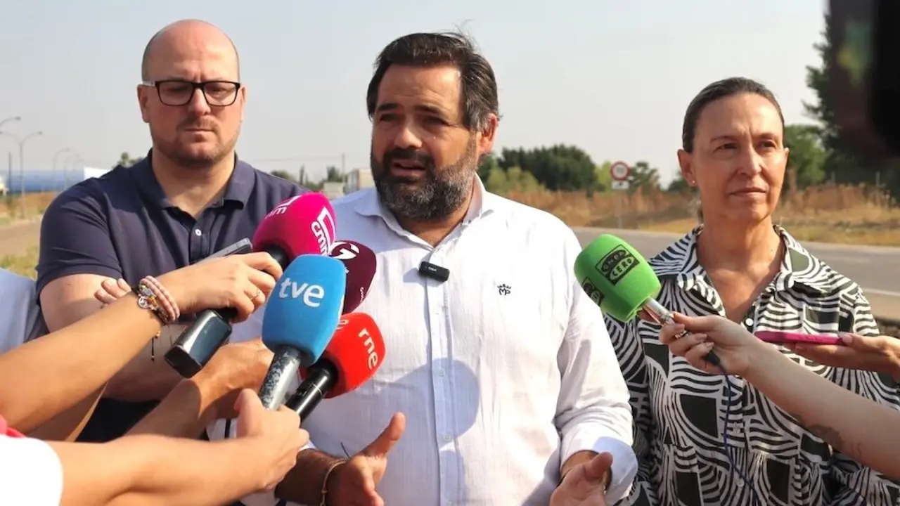 El presidente del PP de Castilla-La Mancha, Paco Núñez, atendiendo a los medios de comunicación este miércoles en Guadalajara
