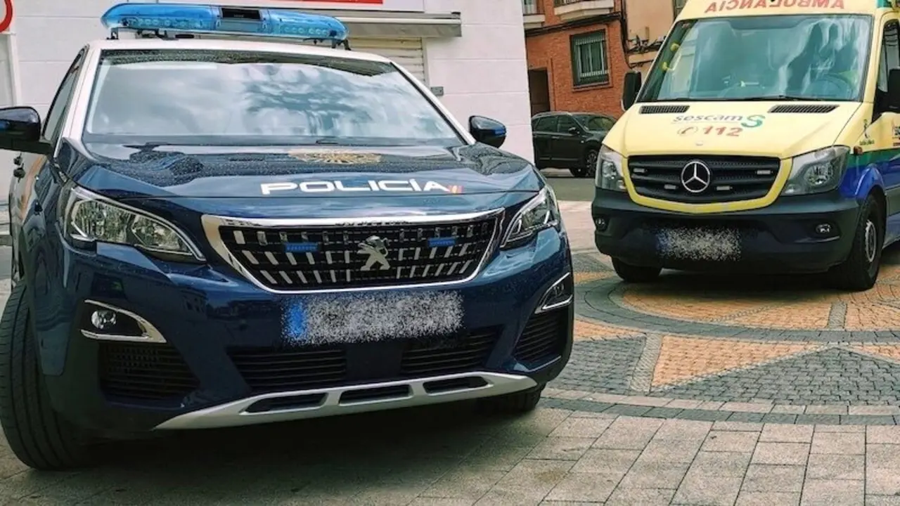 En la imagen de archivo un coche patrulla de la Policía Nacional y una ambulancia - UVI móvil movilizados ante una emergencia