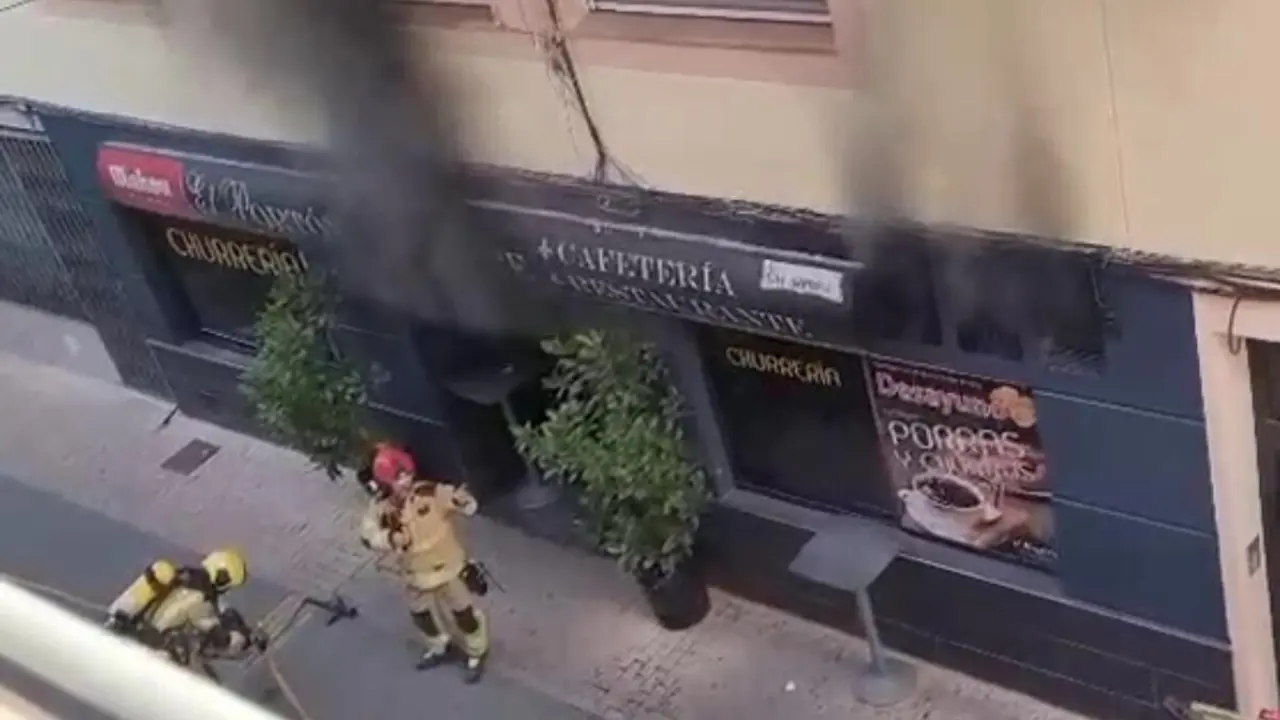 Dos edificios evacuados y 7 intoxicados tras incendiarse una churrería de Alovera (Guadalajara)