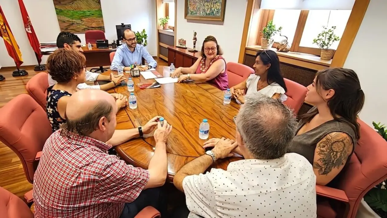 El vicepresidente de la Diputación, Fran Valera, en la reunión con la presidenta de la Federación de Asociaciones de Vecinos de Albacete (FAVA), Carmen Sánchez Soro, acompañada de la nueva Junta Directiva