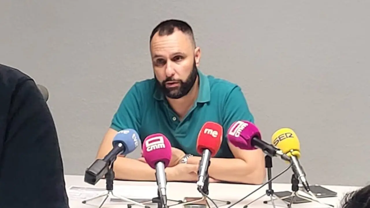 El portavoz de la Plataforma por la Conexión Ferroviaria de la Comarca de Madridejos y Consuegra (PCM), José Damián García-Moreno, en rueda de prensa
