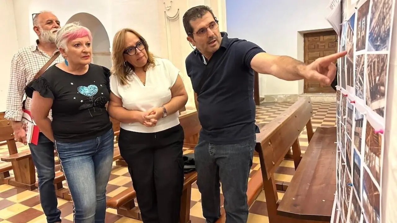 La viceconsejera de Cultura y Deportes, Carmen Teresa Olmedo, durante la visita que ha realizado a las obras de la iglesia parroquial de Almonacid de Zorita (Guadalajara)