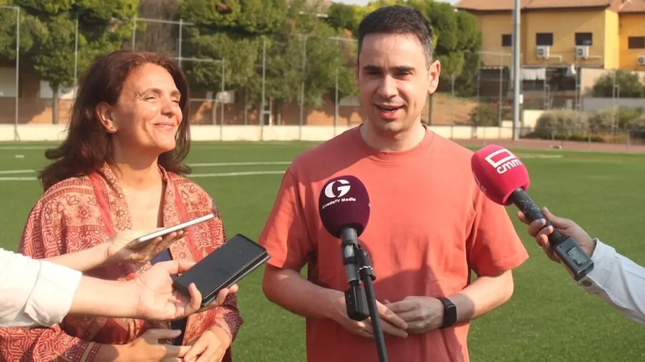 El alcalde de Cabanillas del Campo (Guadalajara), José García Salinas, y la subdelegada del Gobierno, Susana Cabellos, han inaugurado la reforma de los campos de fútbol del complejo “Ramiro Almendros”