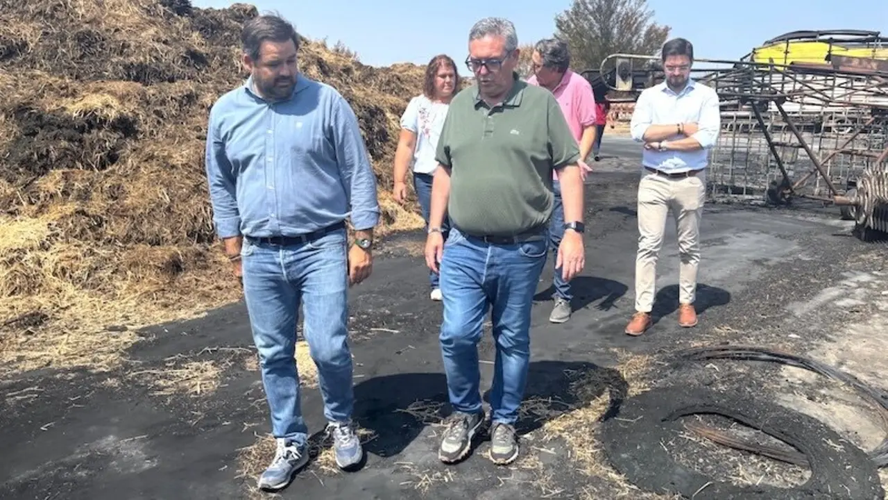 El presidente del PP de Castilla-La Mancha, Paco Núñez, durante la visita que ha realizado a las zonas afectadas por los incendios de Navalmoralejo y Calera y Chozas en la provincia de Toledo