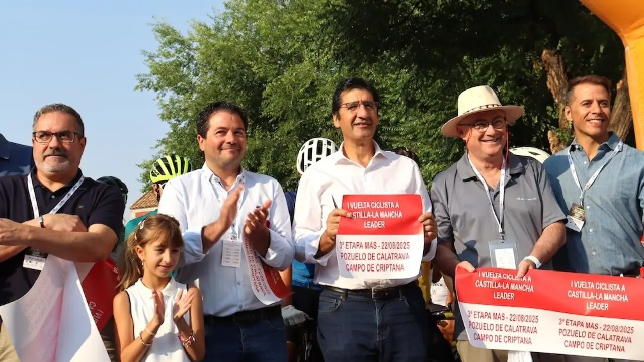 El vicepresidente segundo del Gobierno de Castilla-La Mancha, José Manuel Caballero, asiste a la salida de la tercera etapa de la vuelta ciclista a Castilla-La Mancha en la plaza del Ayuntamiento de Pozuelo de Calatrava (Ciudad Real)