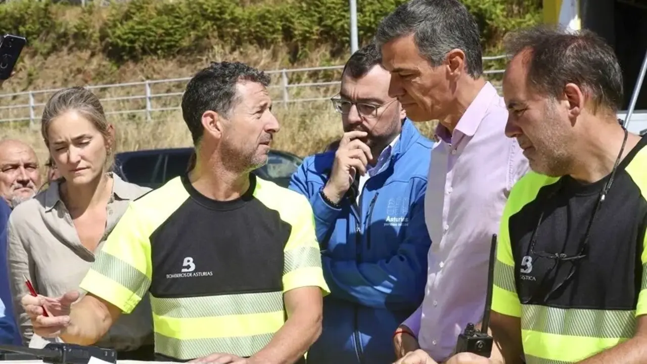 El presidente del Gobierno, Pedro Sánchez (2d), conversa con los responsables de los dispositivos de emergencias y de coordinación de incendios en Asturias - EFE/J.L. Cereijido