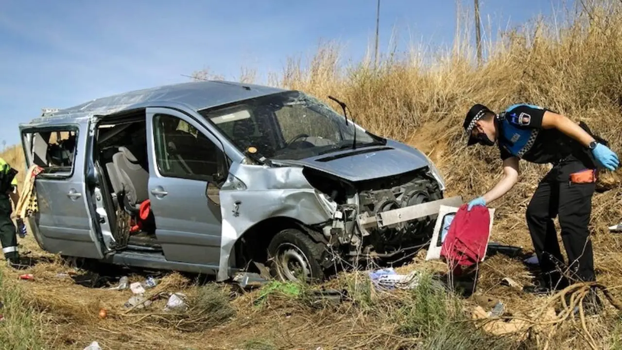 Imagen de archivo de un accidente de tráfico con una furgoneta implicada tras salirse de la vía