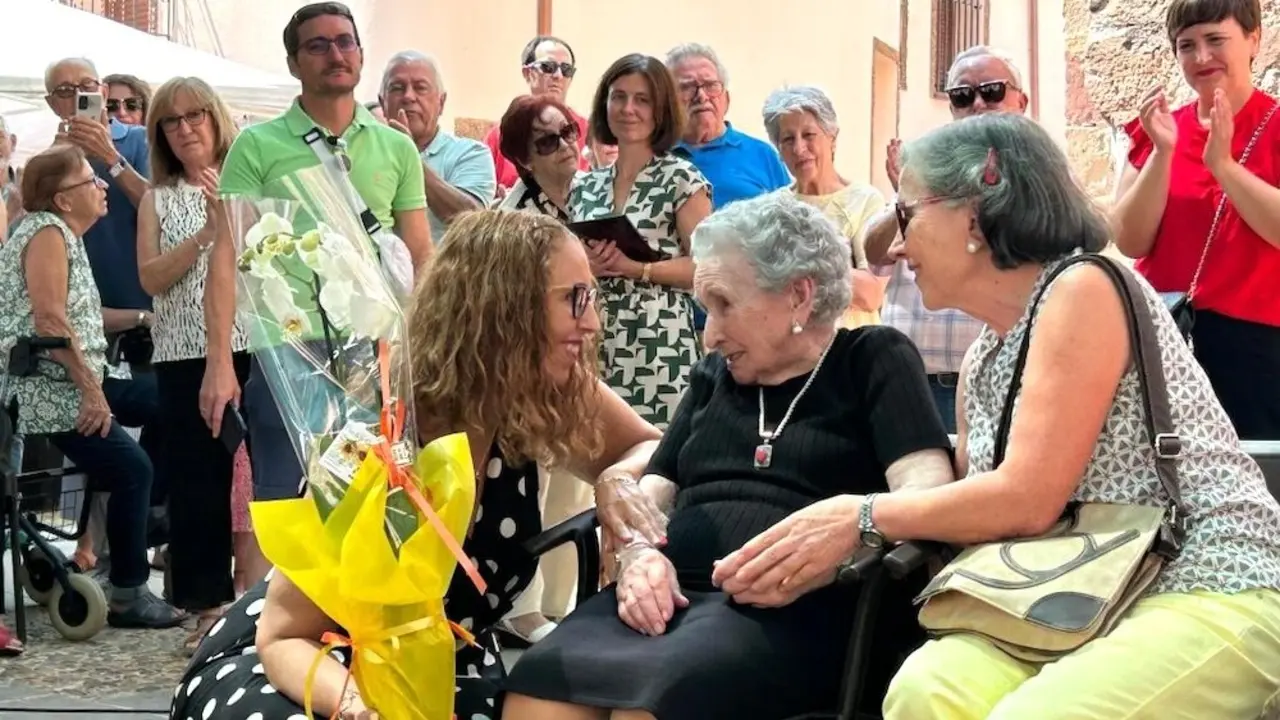 La consejera de Igualdad de Castilla-La Mancha, Sara Simón, durante la celebración de la Jornada de homenaje a mayores de Ablanque (Guadalajara)