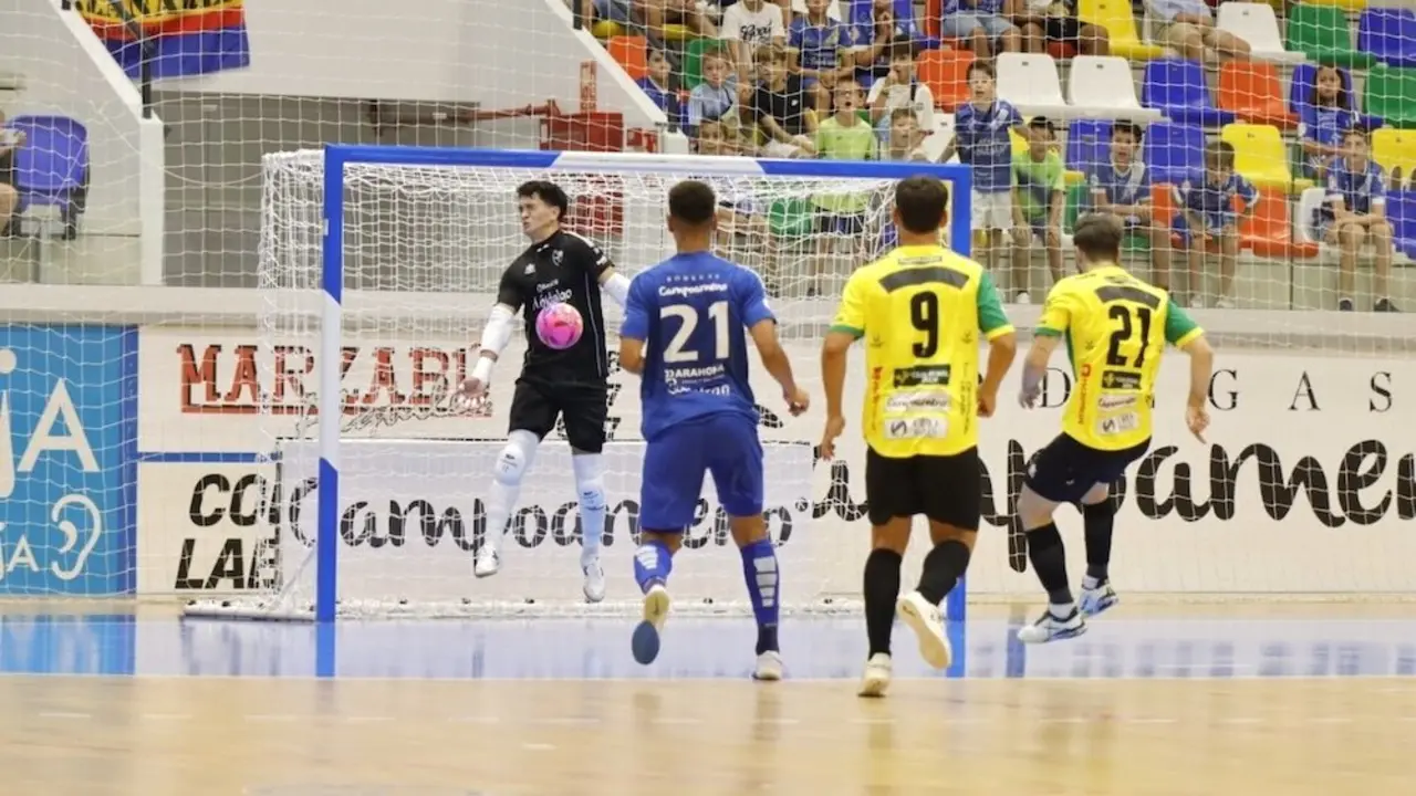 El Jaén impone su pegada y supera al Manzanares en su debut ante la afición (2-5)