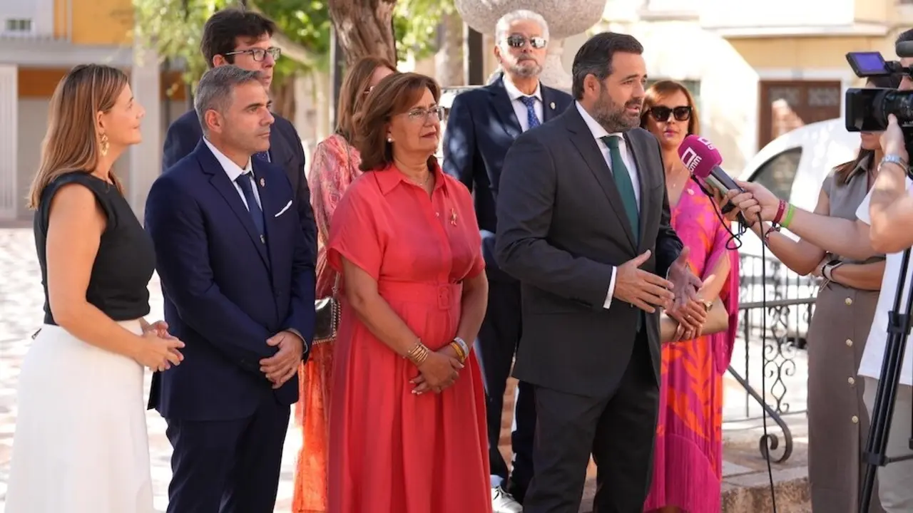 El presidente del PP de Castilla-La Mancha, Paco Núñez, atendiendo a los medios de comunicación este domingo en Navahermosa (Toledo)