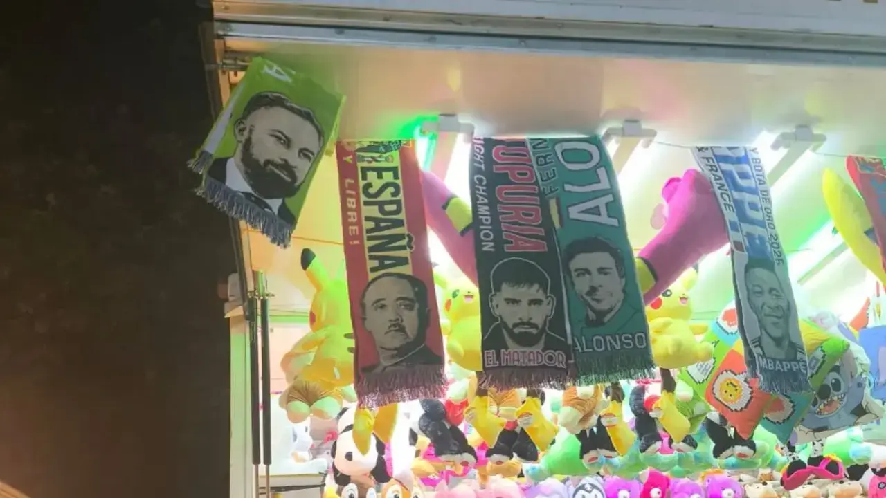 Imagen de uno de los puestos de la feria de Ciudad Real en los que se ofrece como 'premio' a la puntería una bufanda con la cara de Franco y el escudo del régimen