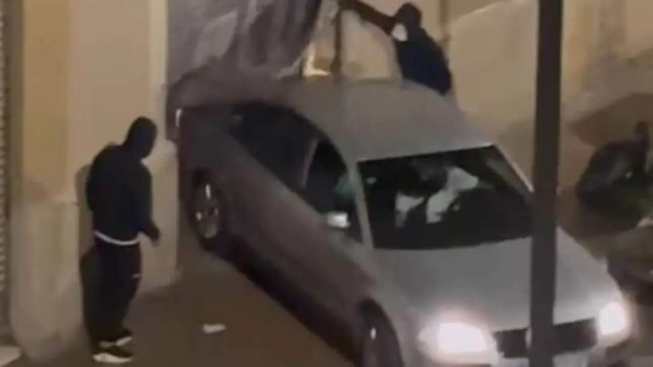 VIDEO. Estampan el coche contra un estanco para robar y lo dejan para huir a pie