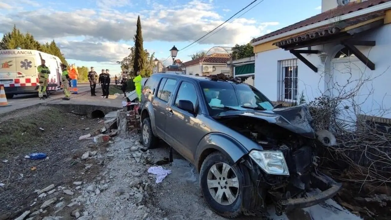 Imagen de archivo de un accidente de tráfico con un turismo estrellado contra una vivienda tras salirse de la vía
