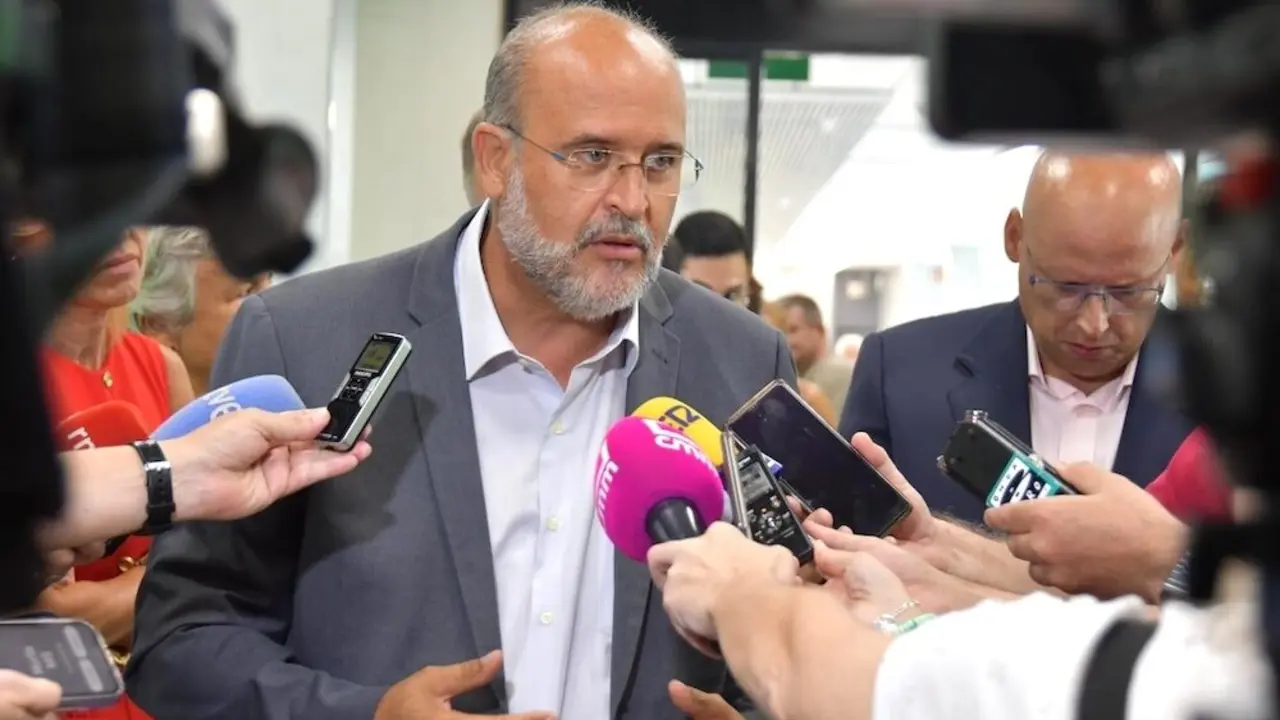El vicepresidente primero del Gobierno de Castilla-La Mancha, José Luis Martínez Guijarro, atendiendo a los medios de comunicación este lunes en Cuenca