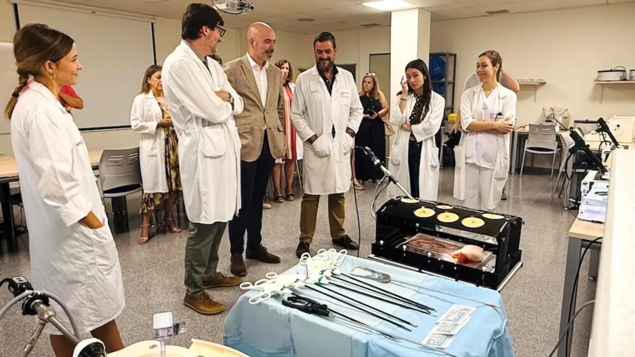 El director general de Recursos Humanos y Transformación del Sescam, Iñigo Cortázar, durante la visita que ha realizado al nuevo aula de simulación de cirugía laparoscópica de la Gerencia de Atención Integrada Mancha Centro