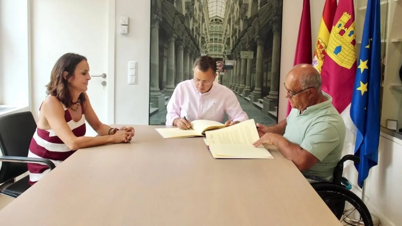 El Ayuntamiento de Albacete subvenciona con 30.000 euros a Cocemfe para la Oficina de Accesibilidad