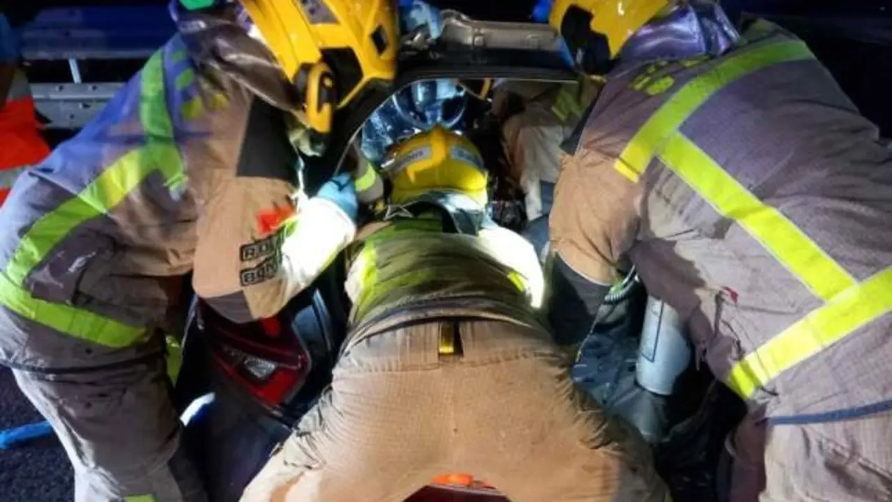 Bomberos excarcelan al joven conductor de un vehículo tras chocar con un jabalí