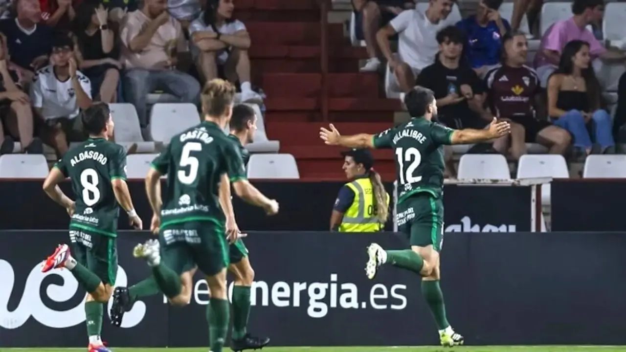 Asier Villalibre, con un doblete, firma la remontada del Racing en Albacete (2-3)