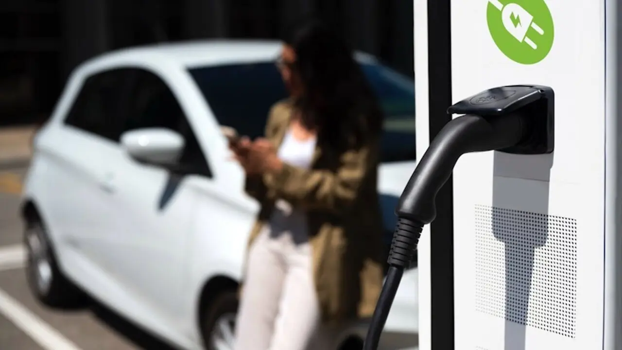 vehículo eléctrico, coche eléctrico, carga eléctrica, cargador, movilidad