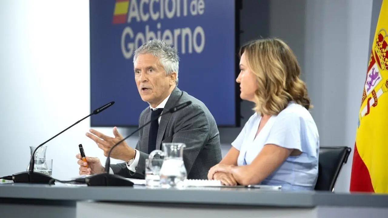 El ministro del Interior, Fernando Grande-Marlaska, junto a la portavoz del Gobierno y ministra de Educación, FP y Deportes, Pilar Alegría, durante la rueda de prensa del Consejo de Ministros - EP/Alejandro Martínez