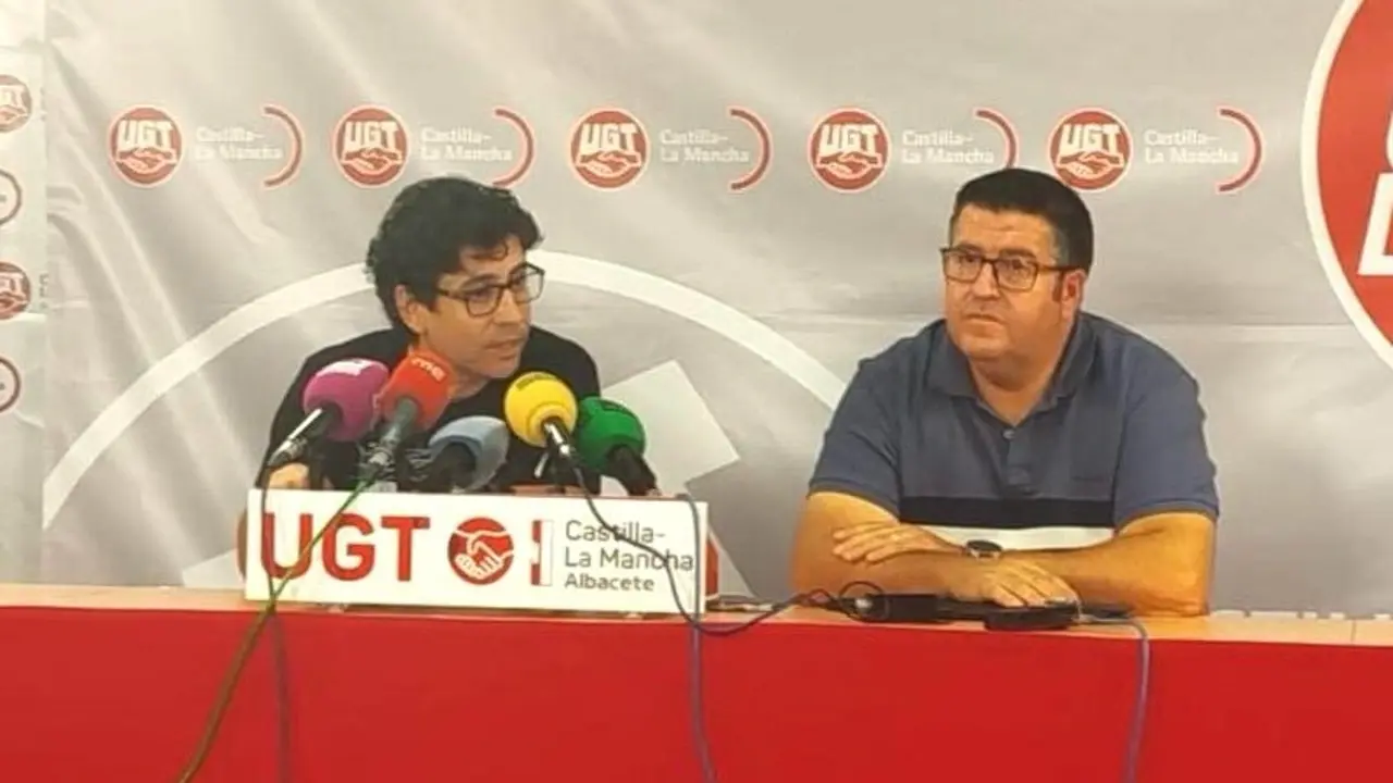 Los secretarios generales de UGT y CCOO en Albacete, Francisco Javier González (d) y Paco Gómez (i), durante la rueda de prensa que han ofrecido