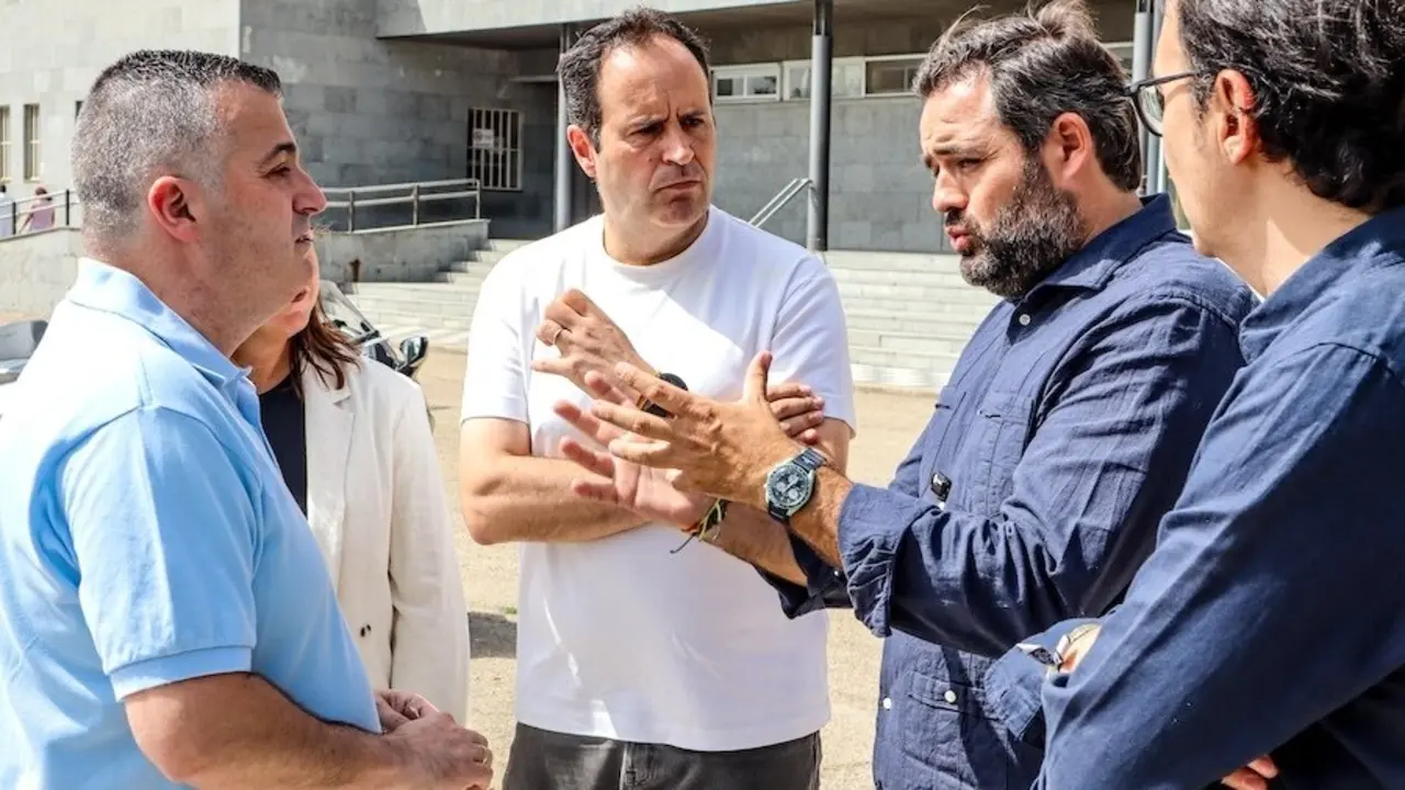 El presidente del PP de Castilla-La Mancha, Paco Núñez, junto a dirigentes del partido este martes a las puertas del nuevo Hospital de Cuenca