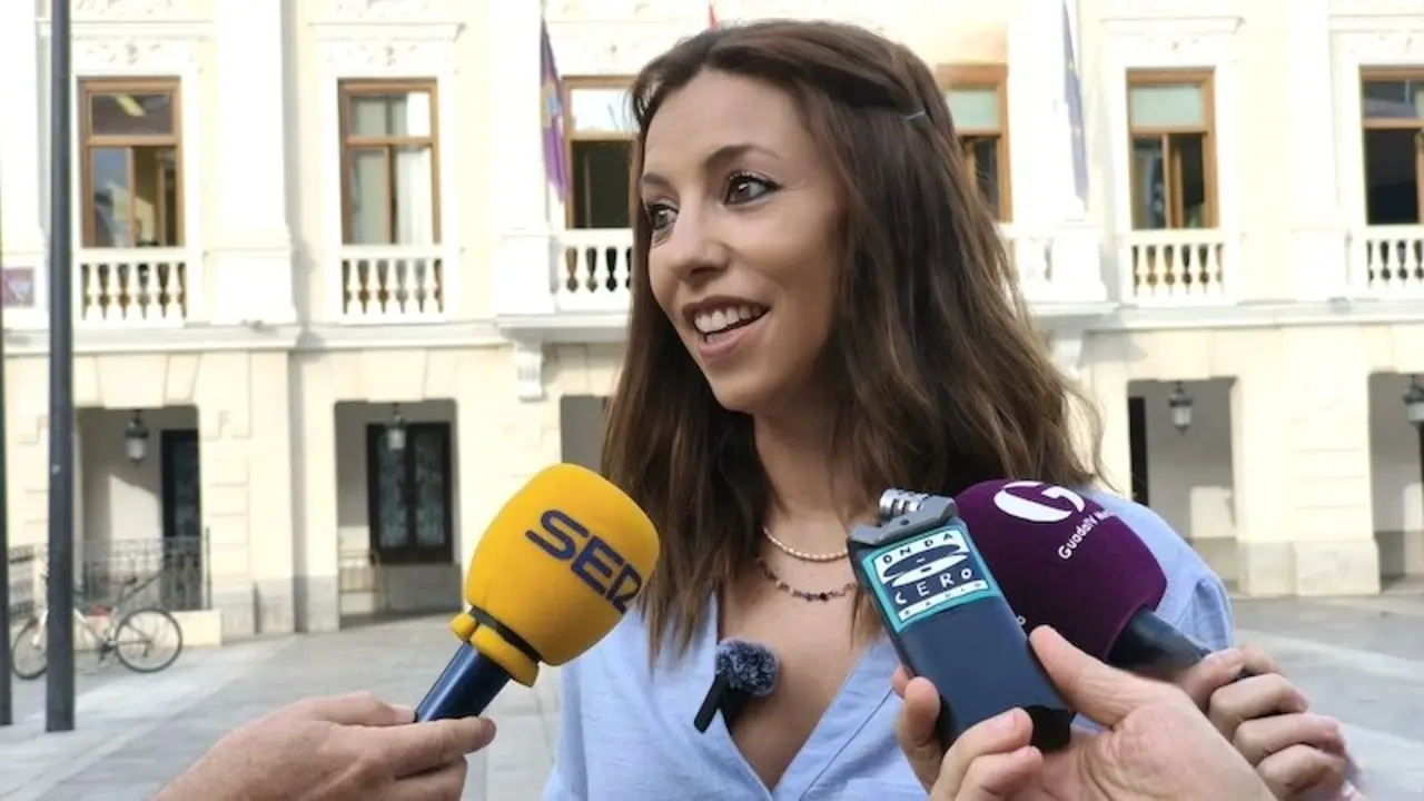 La portavoz del PSOE en el Ayuntamiento de Guadalajara, Lucía de Luz, ha informado sobre la campaña de recogida de firma para pedir la bajada del IBI