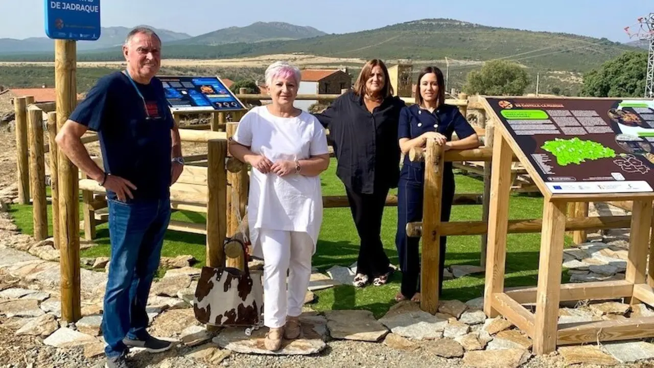 La directora general de Turismo, Comercio y Artesanía, Ana Isabel Fernández, ha visitado el mirador astronómico de Las Navas de Jadraque (Guadalajara)