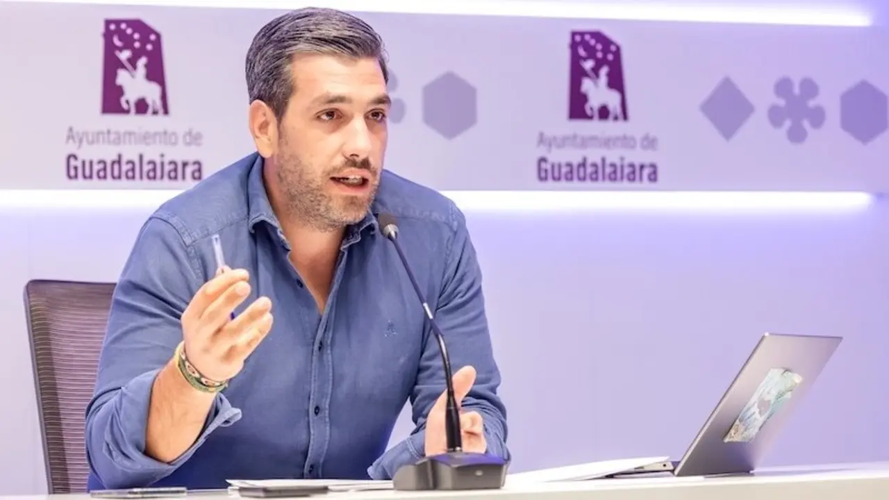 El concejal de Medio Ambiente en el Ayuntamiento de Guadalajara, José Luis Alguacil, durante la rueda de prensa que ha ofrecido