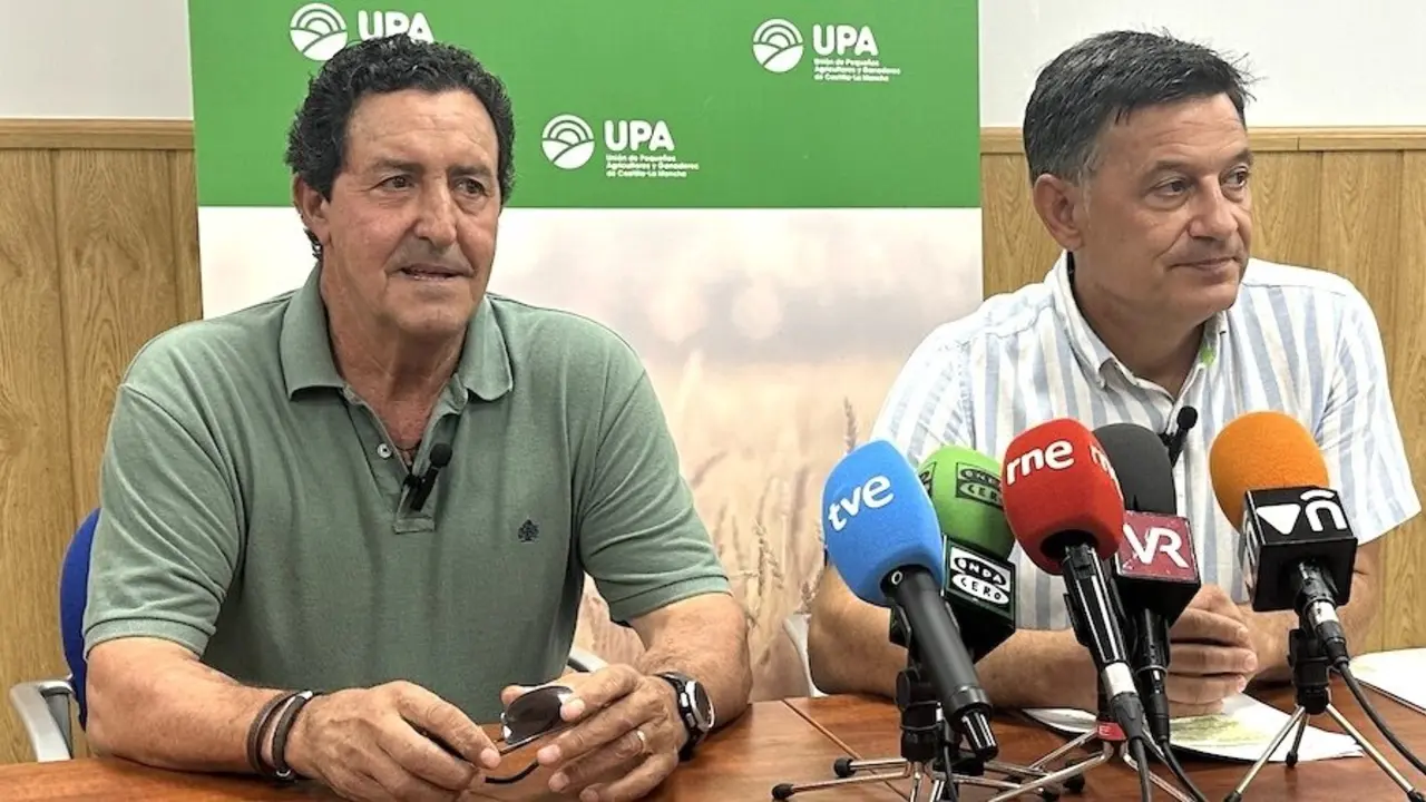 El responsable de UPA en Valdepeñas, Esteban Saavedra, junto al secretario general de UPA en Castilla-La Mancha, Julián Morcillo, durante la rueda de prensa que han ofrecido