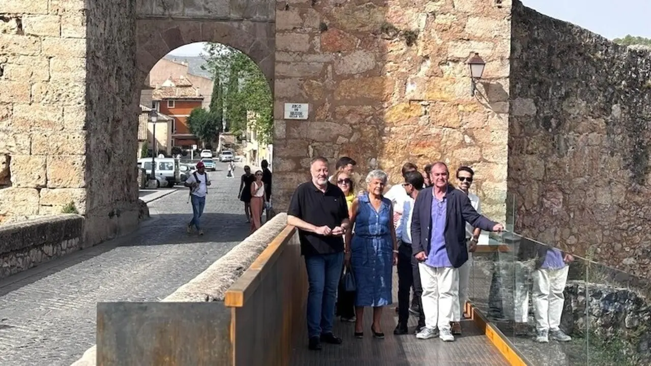 Cuenca estrena pasarela peatonal que une el Arco de Bezudo y el barrio del Castillo
