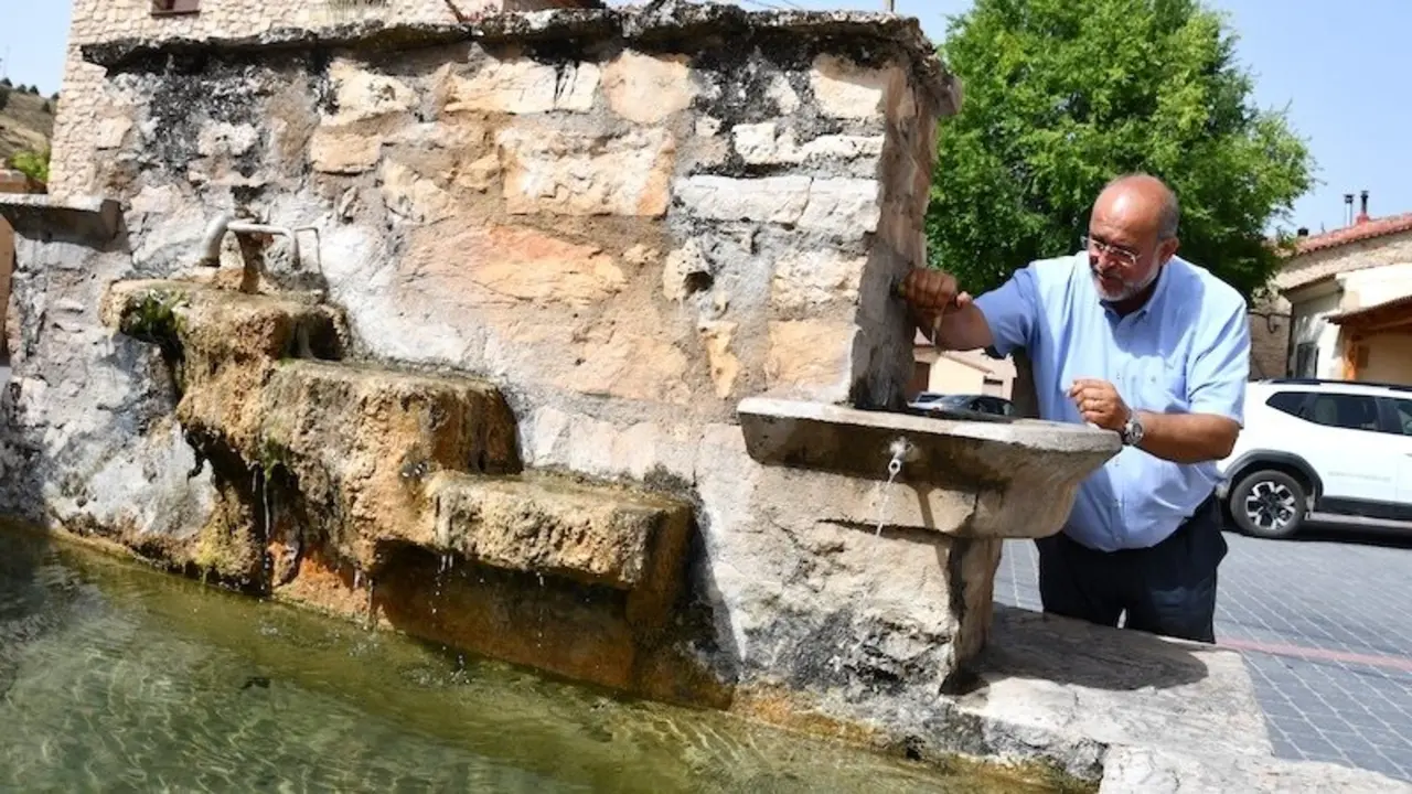 El vicepresidente primero del Gobierno de Castilla-La Mancha, José Luis Martínez Guijarro, ha visitado la localidad de Baños de Tajo (Guadalajara)