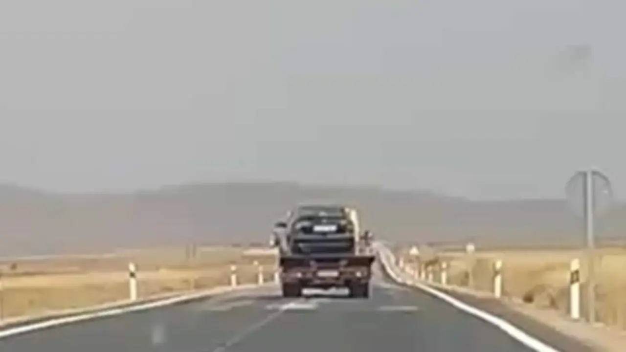 VIDEO. Conduce una grúa ebrio mientras va haciendo eses por el medio de la carretera
