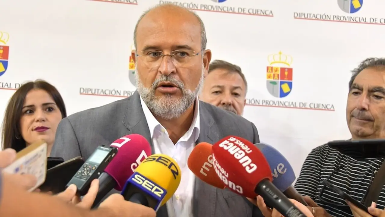 El vicepresidente primero del Gobierno de Castilla-La Mancha, José Luis Martínez Guijarro, atendiendo a los medios este jueves en Cuenca