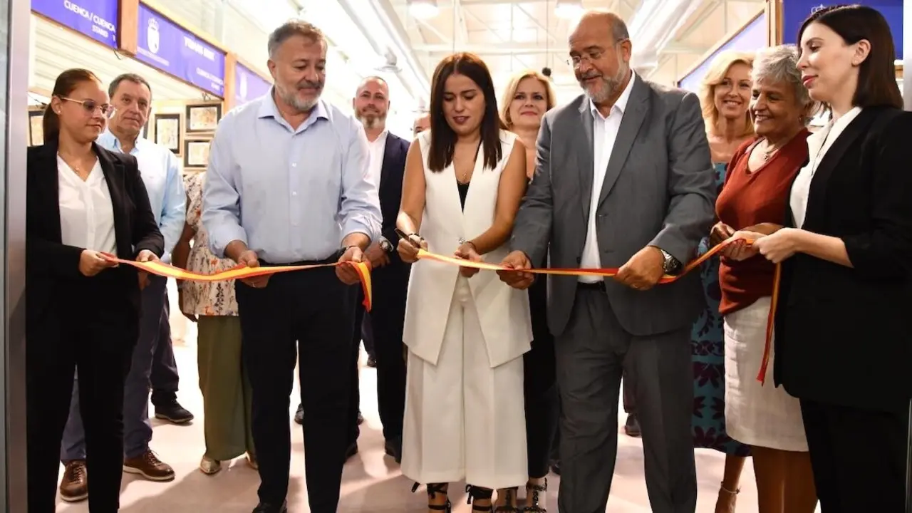 El vicepresidente primero del Gobierno regional, José Luis Martínez Guijarro, ha asistido a la inauguración de la XXXVIII Feria de Artesanía de Cuenca
