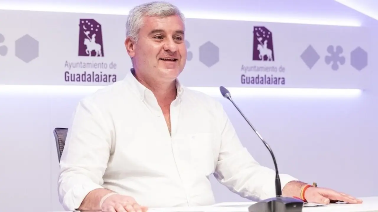 El segundo teniente de alcalde y concejal de Hacienda en el Ayuntamiento de Guadalajara, Alfonso Esteban, durante la rueda de prensa que ha ofrecido