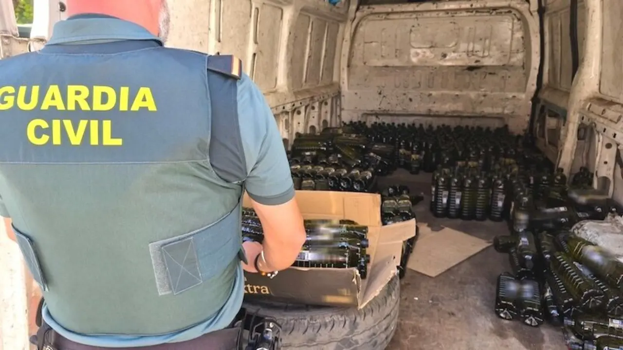 Dos detenidos por robar 511 botellas de aceite de oliva de un camión aparcado