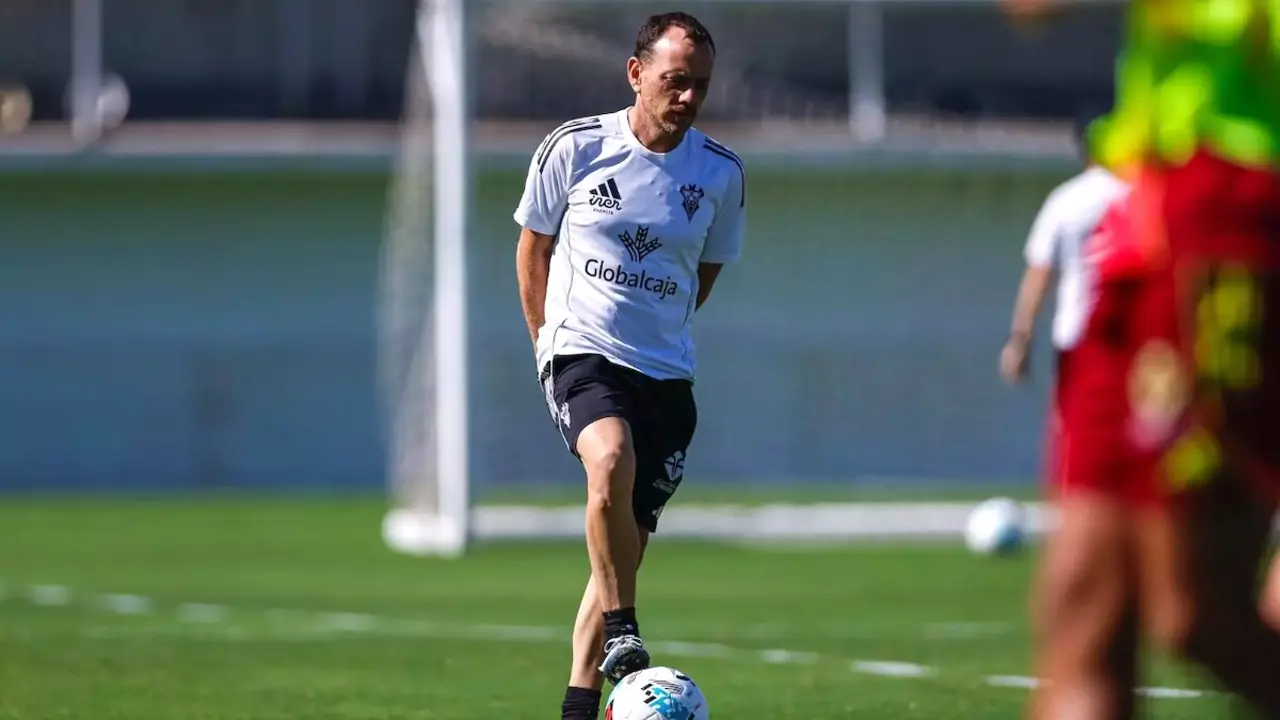 El entrenador del Albacete Balompié, Alberto González, este viernes durante el entrenamiento del equipo
