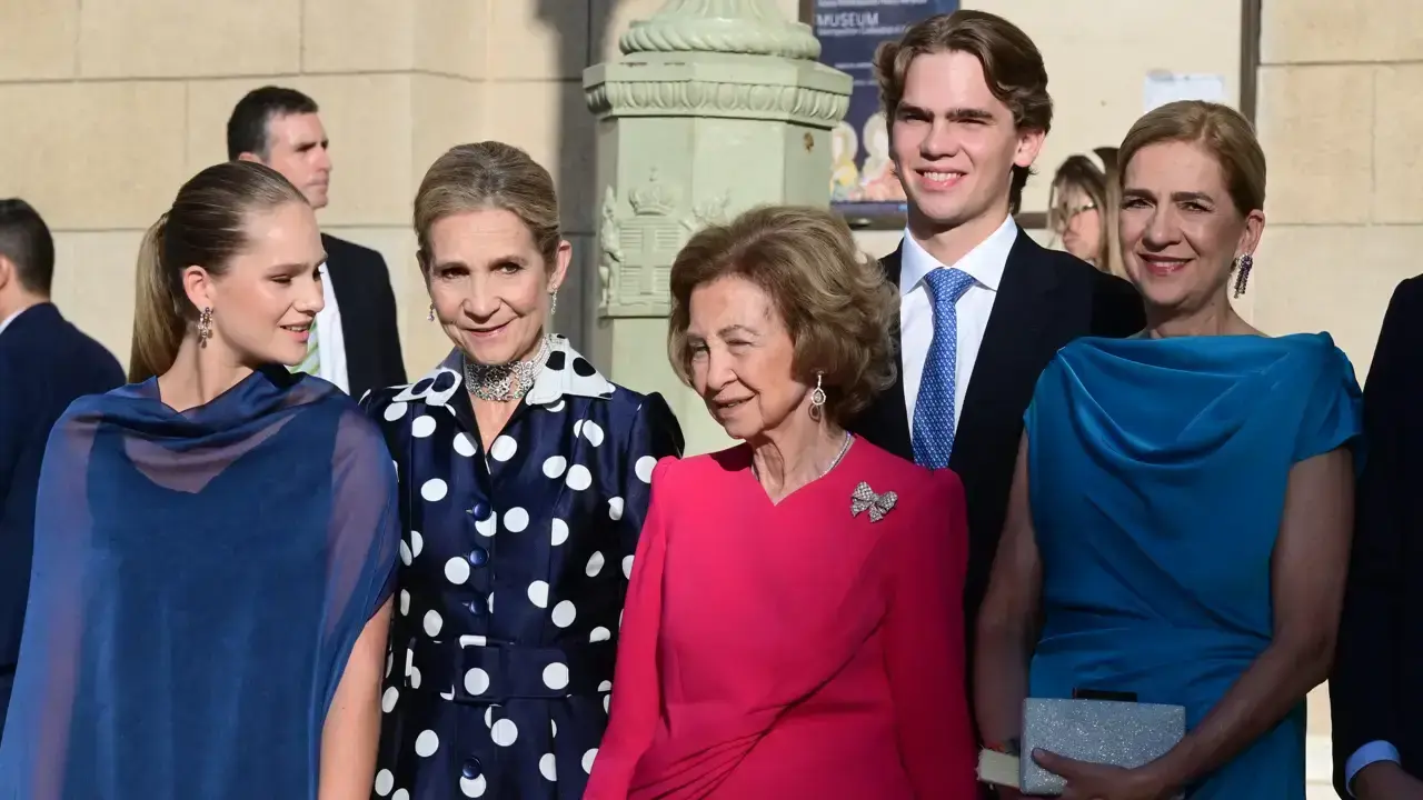 En la imagen de archivo la reina Sofía junto a sus hijas las infantas Elena y Cristina y algunos de sus nietos