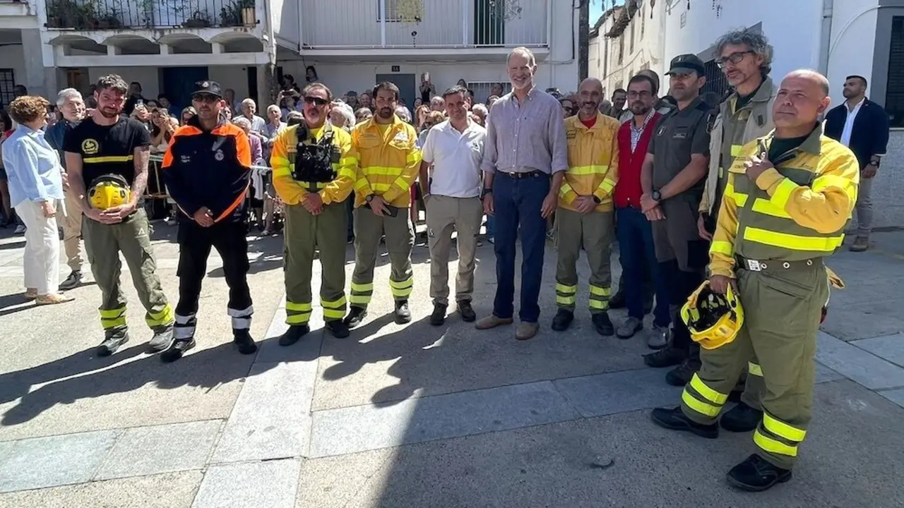 En la imagen personal del Servicio de Prevención y Extinción de Incendios Forestales de Castilla-La Mancha (Infocam) este viernes junto al rey Felipe VI en su visita a Extremadura