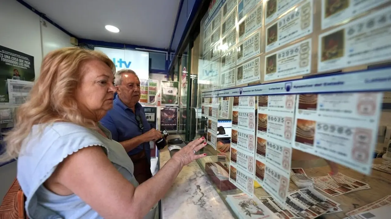 En la imagen de archivo usuarios compran Lotería Nacional en una administración de loterías
