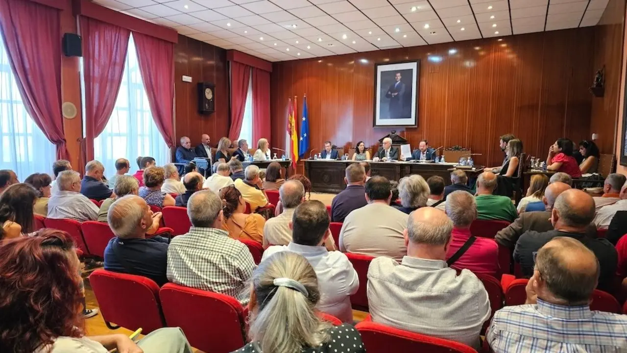 En la imagen un instante del Pleno del Ayuntamiento de Manzanares (Ciudad Real) que ha debatido sobre las plantas de biogás