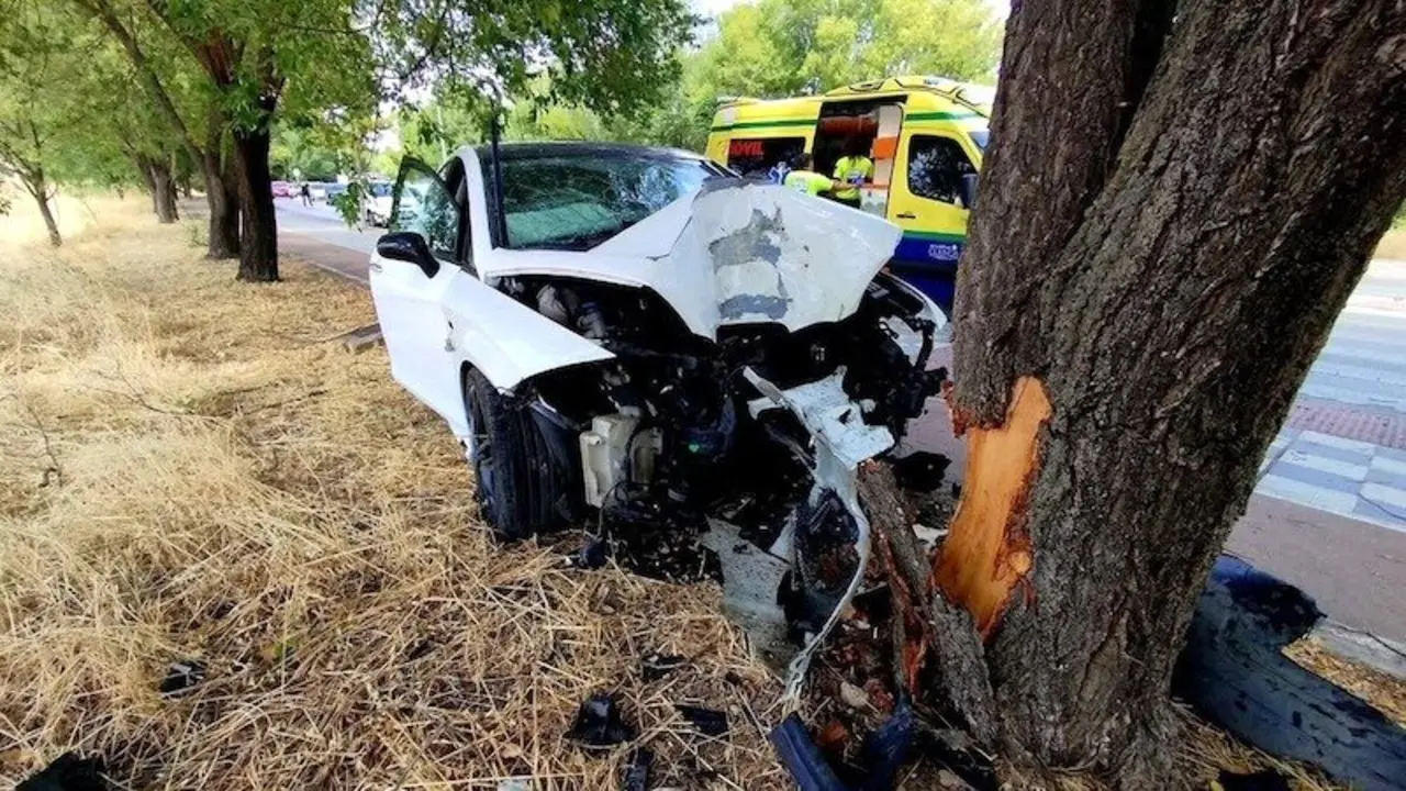 Herido un conductor al chocar su coche contra un árbol en una avenida de Cuenca