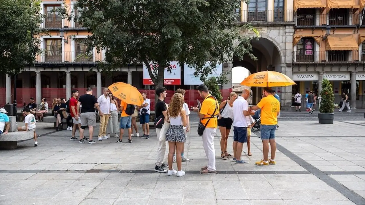 Varios guías rodeados de turistas en la plaza de Zocodover de Toledo - EFE/ Ismael Herrero