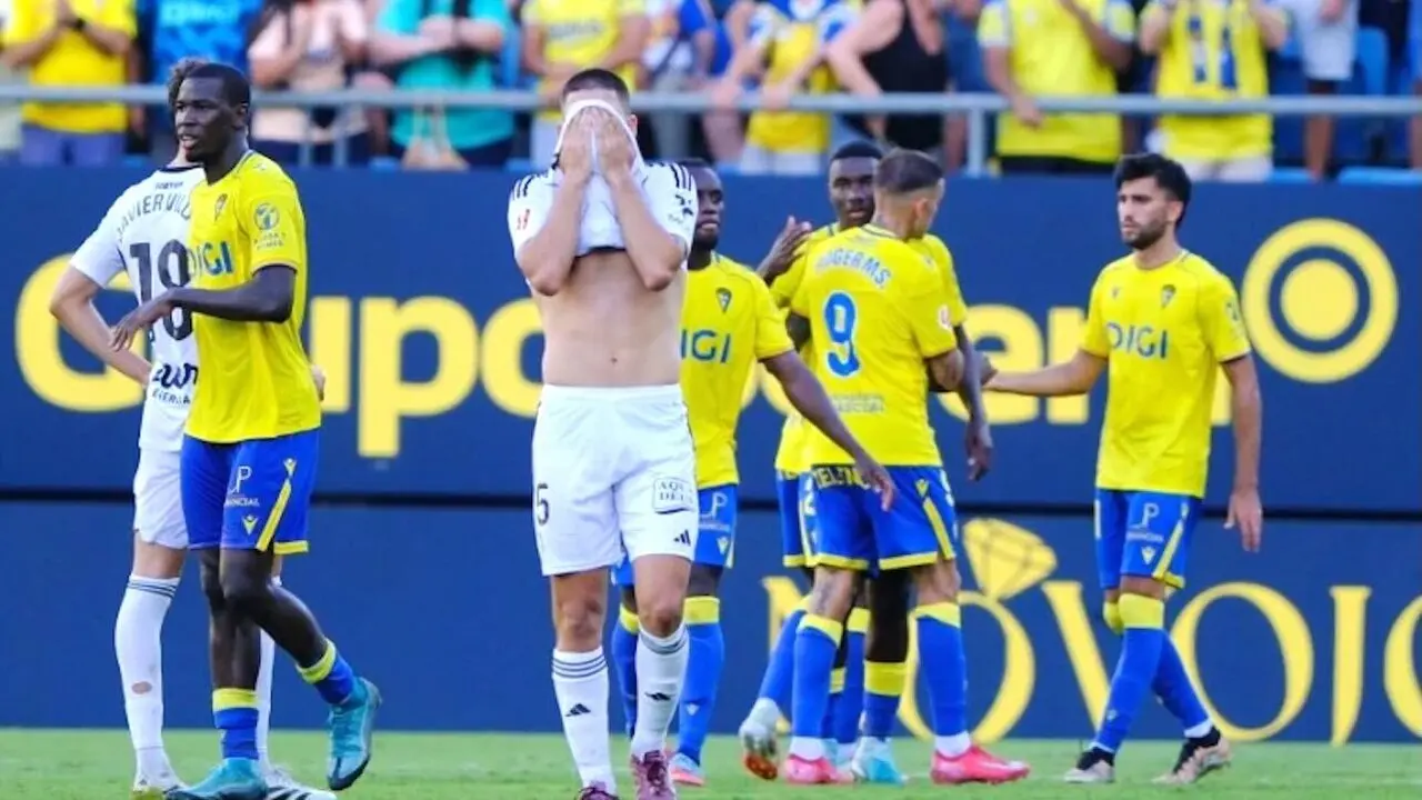 El Cádiz sabe aprovechar el tiempo añadido y supera al Albacete Balompié (2-1)
