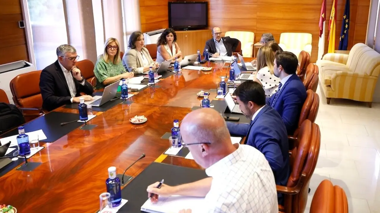 En la imagen un instante de la reunión de la Junta de Portavoces y Mesa de las Cortes de Castilla-La Mancha celebrada este lunes en el arranque del curso político